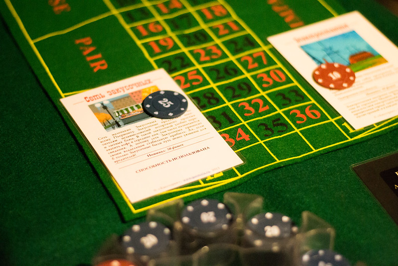 Ведущий развлекает гостей на корпоративе в Актау