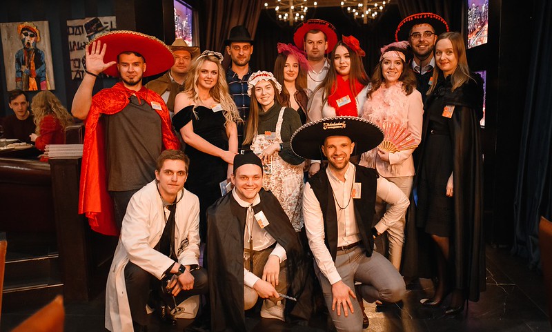 Корпоратив на Новый год в Актау — празднично украшенный банкетный зал